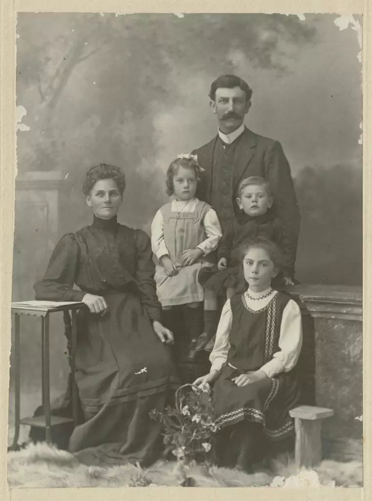 1909. Preston. Inglis family.  Emily, Ida (5), WJ, Stan (4), Edie (10).
